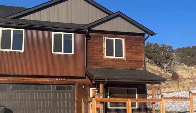 Pet-Friendly Stay. Convenient location near ISU & Hospital. Mountain View’s.
