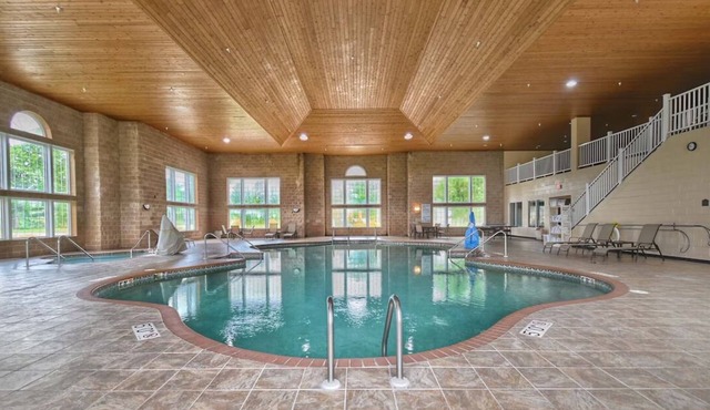 Pet Friendly Stay in Miscauno! Pool & Gym Access! Free Parking!
