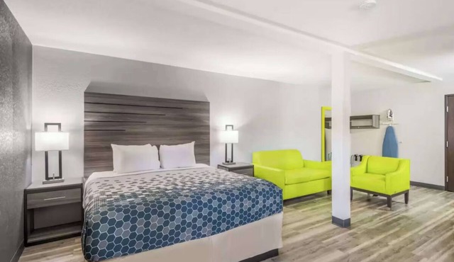 Pet-friendly Stay @ Interstate 35 w/Free Parking