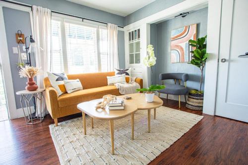 Pet-Friendly Stay, Mins to Beach, Conv Ctr, Prkg LB B