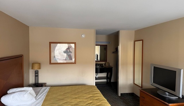 Pet-Friendly Stay Near I-40 w/Free Parking & Breakfast - 3 Group-Friendly Rooms