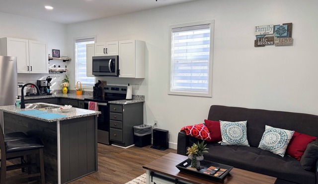 Pet-Friendly Stay Cozy Vibes in a Prime Location