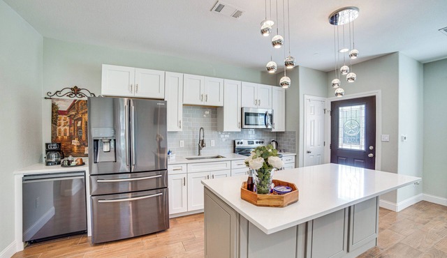 Pet-Friendly Stay: Walk to Park & Lake Lewisville!