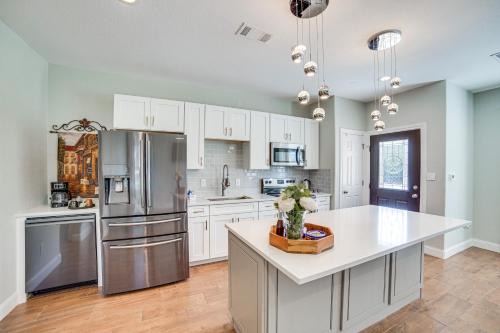 Pet-Friendly Stay: Walk to Park & Lake Lewisville!