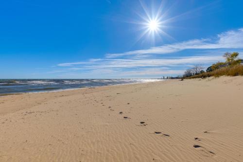 Pet Friendly! Steps to Beach - Lakeview Cottage