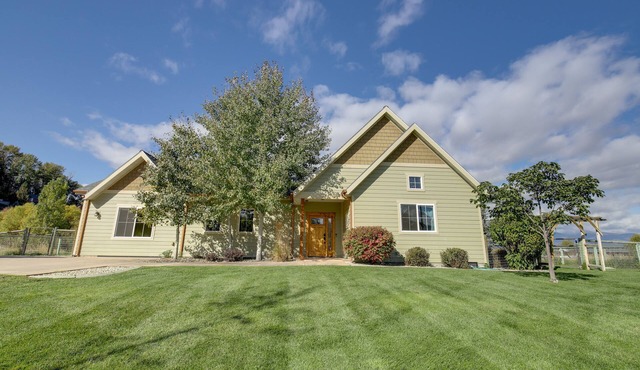 Pet-Friendly Stevensville Home w/Mountain Views!