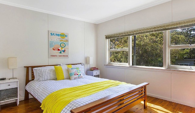 Pet friendly, stroll to beach