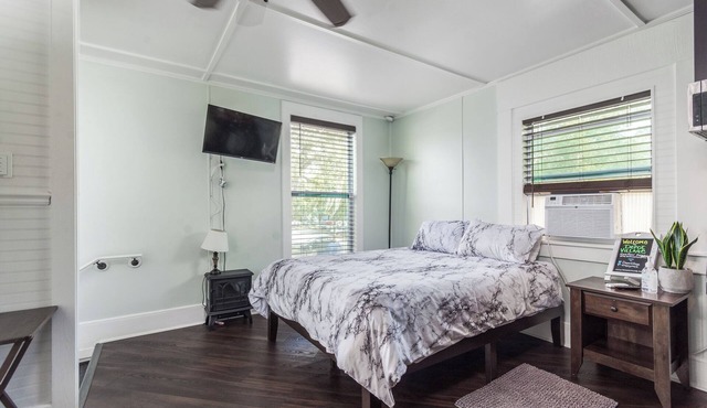 Pet friendly studio on 2nd level with a full bathroom and kitchen