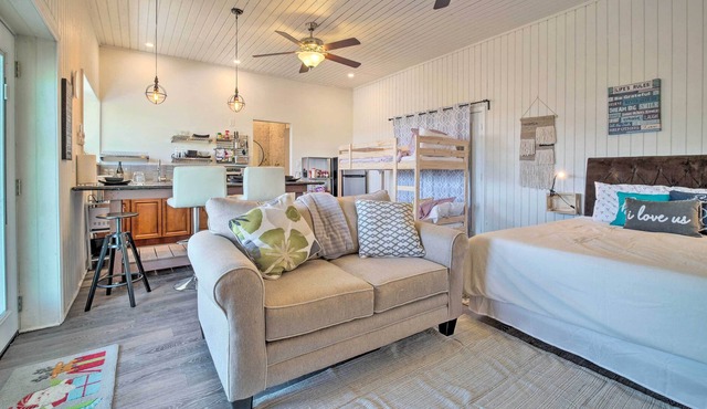 Pet-Friendly Studio w/ Kayak, Deck & Dock on Lake!