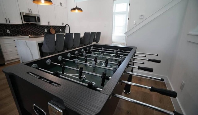 Pet Friendly Stylish 4 Bedroom home Close to All
