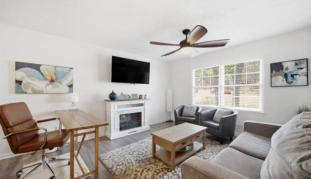 Pet-Friendly Stylish Home Near Arabia Mountain