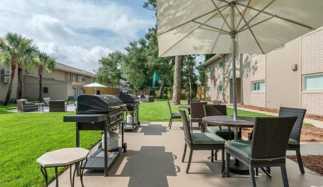 Pet-Friendly Suite Near Beach – Ideal for Families | Pool, Parking, Breakfast