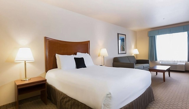 Pet-friendly Suite w/Free Parking! A 5-minute drive away from Third Street!