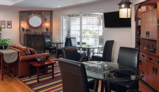 Pet-Friendly Suite w/Full Kitchen and Parking – Ideal for Long-Term Stays!