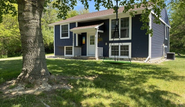 Pet Friendly! Summer home near the beaches of South Haven, and Saugatuck