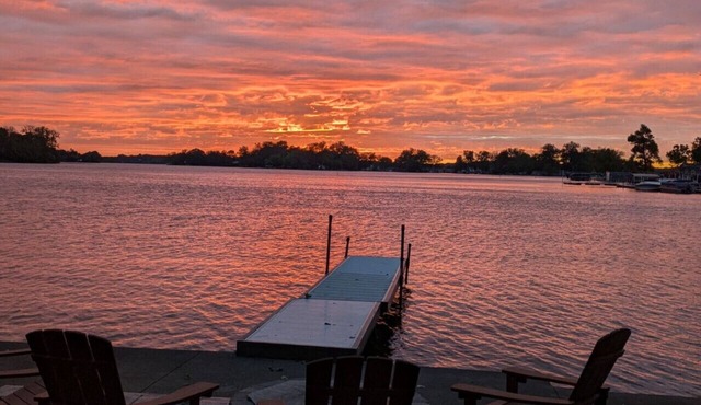 Pet Friendly Sunset Lakefront Cottage in Fox Lake w/Boat Pier