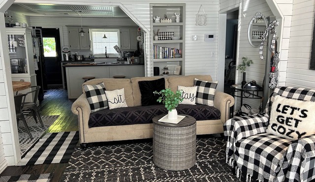 Pet Friendly! Super Cute Farmhouse - Fenced Yard!