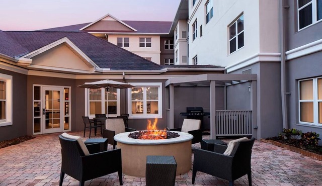 Pet-Friendly Tampa Escape: Comfortable Suites with Kitchen & Pool