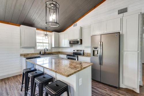 Pet-Friendly Texas Home w/Furnished Patio & Grill