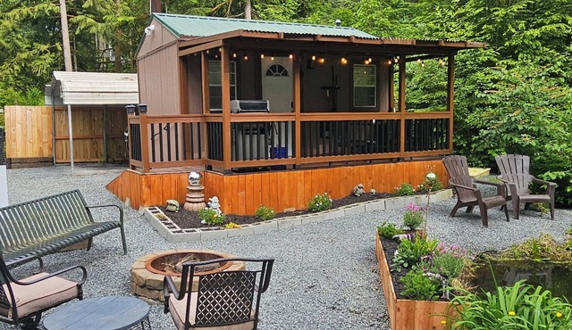Pet-Friendly Tiny House on Mtn Loop Hwy w/Fiber Wi-Fi, Fire Pit & Pond.