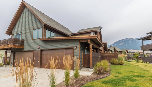 Pet Friendly Townhome! Hot Tub! 15 Min Drive to Resort! 5 Min Walk to Shuttle an