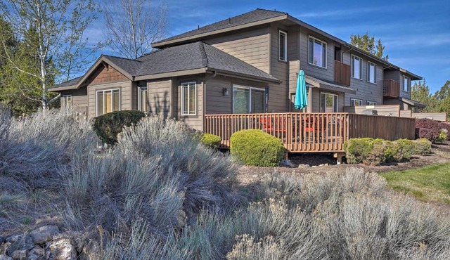 Pet-Friendly Townhome with Hot Tub in Redmond!