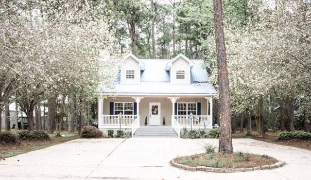 Pet Friendly Tranquil Cottage with Fire-Pit & Hot-Tub MINUTES from beaches.