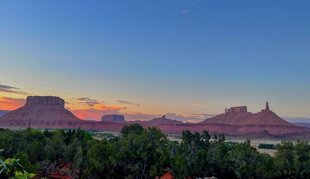 Pet friendly tranquil 3-bedroom house in Castle Valley, close to Moab and Arches