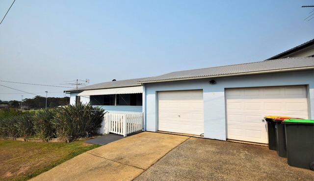 Pet friendly two Bedroom house, located close the the beach and main street!