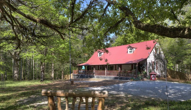 Pet friendly Two Bedroom Cabin W/ Fenced Backyard