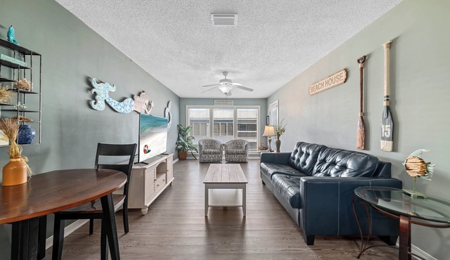 PET FRIENDLY, TWO POOLS, LAGOON PIER, CONVENIENT TO THE BEACH, BEACHY DECOR