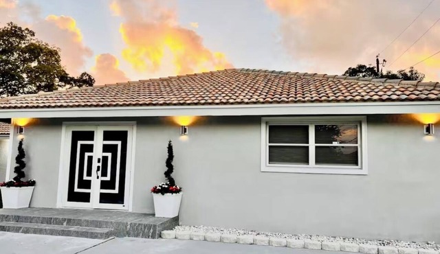 Pet friendly Unique East Boca Home 3BR Luxury Near A1A Fireplace &Chef’s Kitchen