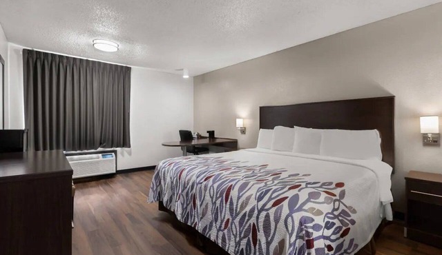 Pet-Friendly Unit Near w/Free Parking & Pool Access | 2 miles to SAV Airport