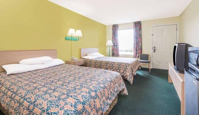 Pet-friendly Unit! Roundtrip Airport Shuttle Available, Free Breakfast, Parking!