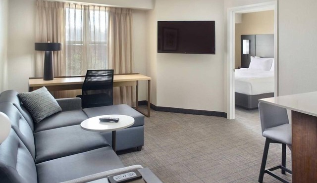 Pet-friendly Unit with Fully-equipped Kitchen! Comes w/FREE Breakfast & Pool!