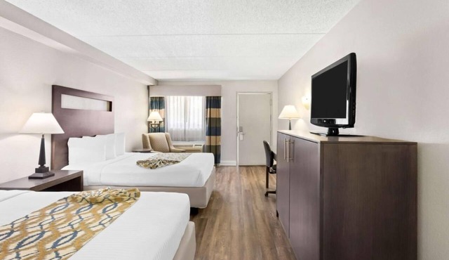 Pet Friendly Units Near Downtown Naperville! 4 Cozy Units with Free Breakfast!