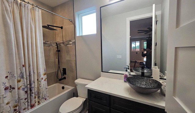 Pet-friendly, upper-level 3-bedroom home with AC, WiFi