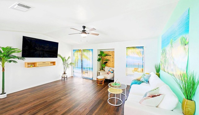 Pet Friendly Urban Oasis w/Turfed Yard, Dedicated Office, and Twin-King Beds