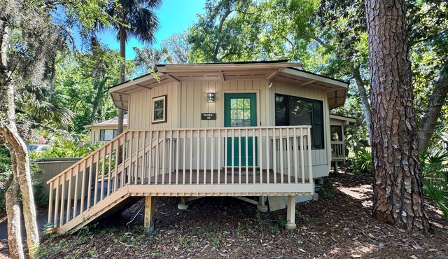 Pet Friendly Night Heron Bungalow - 2 Bedroom, 2 Bath, 5m walk to beach and pool