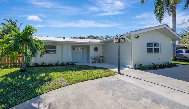 Pet Friendly Spacious 4 Bedroom House Near Beach - Sleeps 10