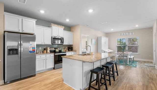 Pet Friendly & 5 minute drive to the beach!