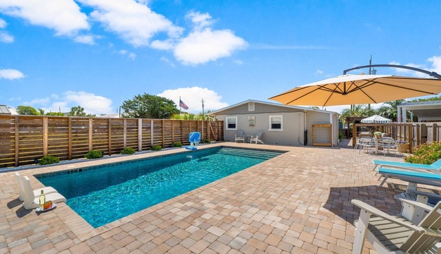 PET FRIENDLY! CLOSE TO 3 BEACH ACCESS POINTS! PRIVATE POOL! 6 SEATER GOLF CART AVAILABLE! 4/2 BUNGALOW SLEEPS 10!