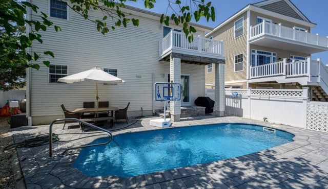 Pet friendly 3-bedroom house with saltwater heated pool. EV charger.
