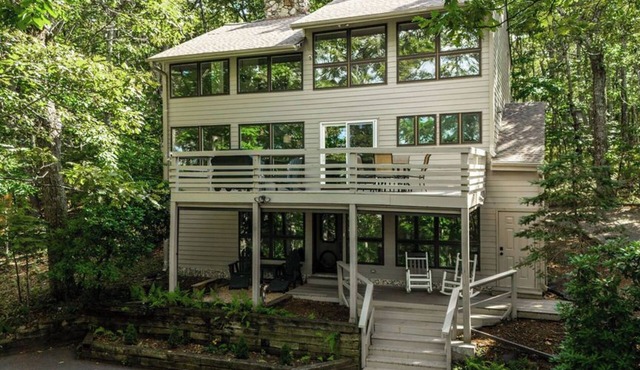 Pet-Friendly Snowflake Inn: Cozy Retreat with Sauna, Jacuzzi & Family Fun!