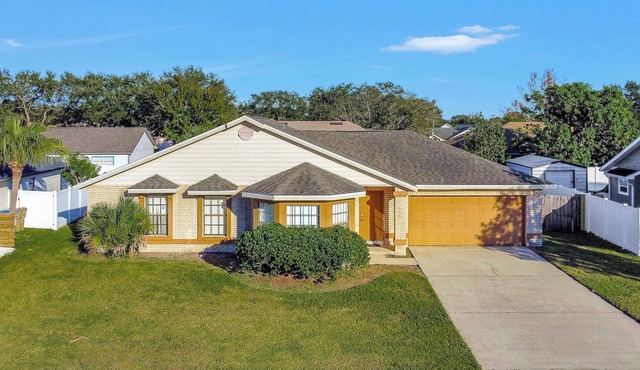 Pet-friendly vacation home, private pool, fully fenced in backyard, free WiFi