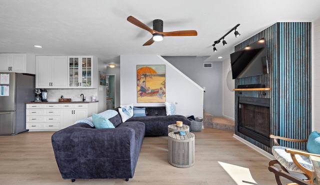 Pet Friendly VIEWS 4 min to Beach New Listing