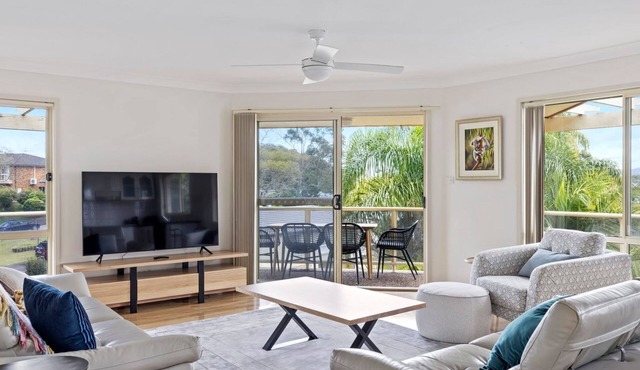 pet friendly - Views- Meters to the Beach & Anchorage Port Stephens