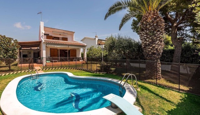 Pet-Friendly Villa 100m from the Beach with Pool & Wi-Fi
