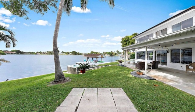 Pet Friendly w Gym & Hot Tub - Lakefront Home