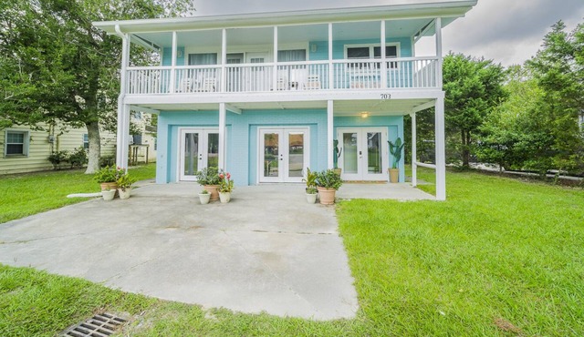 Pet-friendly* Walk Everywhere* Southport* Gameroom* Sleeps 10